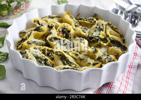Conchiglie di pasta al forno farcite con spinaci e salmone Foto Stock