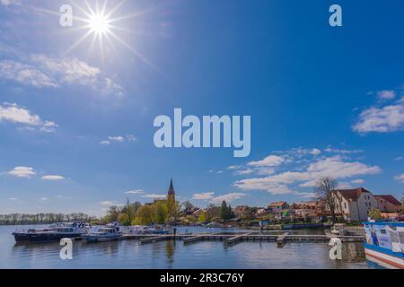 Roebel sulla Mueritz, St. Chiesa di Marien, barca per escursioni, Mecklenbrug Lake District, Mecklenburg-West-Pomerania, Germania Est Foto Stock