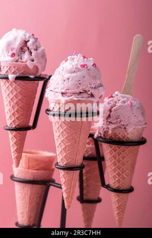 Gelato al cocco con fragole vegane in cialde Foto Stock