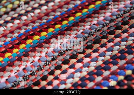 Sfondo, texture di tappeti colorati fatti a mano. Tappeto di tessuto di piccole toppe Foto Stock