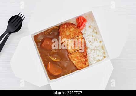 Pollo al curry katsu in una scatola bianca da togliere Foto Stock