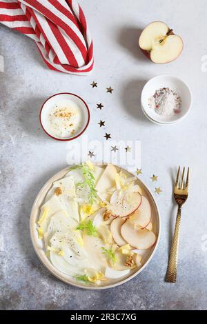 Insalata con indivia, finocchio, mele, pere e noci Foto Stock