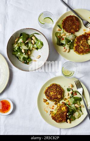 Frittelle di mais thailandesi con insalata di cetrioli e salsa al peperoncino Foto Stock