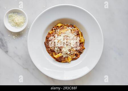 Ragù di manzo con pasta e parmigiano Foto Stock
