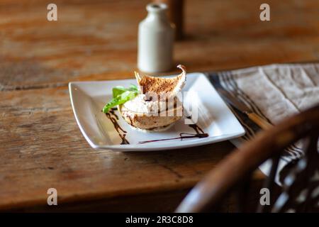 Pane soda con hummus e crostini di melba Foto Stock