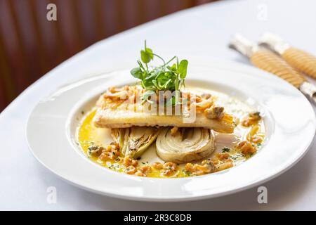 Filetto di merluzzo sul finocchio con salsa al limone Foto Stock