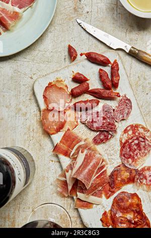 Selezione di salumi su tavola Foto Stock