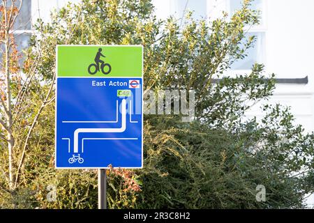 Cycleway C49 da Chiswick ad Acton. Segui East Churchfield Road, vicino ad Acton Park. Marzo 21, 2023 Foto Stock