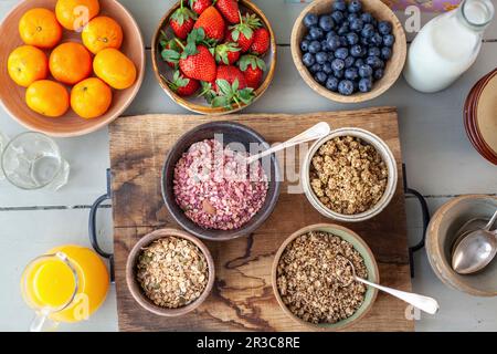 Ingredienti per una sana colazione con granola e frutta Foto Stock