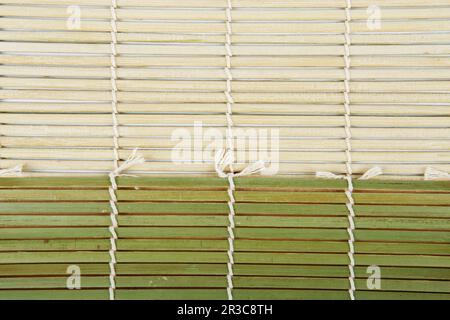 Tappeto di bambù verde. Tradizionale struttura in bambù verde. sushi opaco sfondo astratto texture. Macr Foto Stock