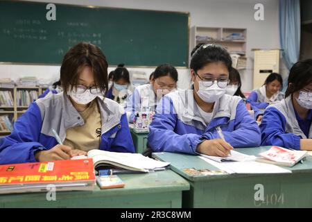 LIANYUNGANG, CINA - 23 MAGGIO 2023 - studenti che stanno per sostenere l'esame di ingresso al National College (Gaokao) studiano in una classe a Lianyung Foto Stock