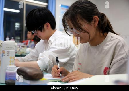 LIANYUNGANG, CINA - 23 MAGGIO 2023 - studenti che stanno per sostenere l'esame di ingresso al National College (Gaokao) studiano in una classe a Lianyung Foto Stock