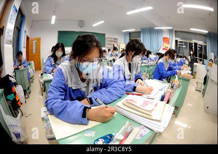 LIANYUNGANG, CINA - 23 MAGGIO 2023 - studenti che stanno per sostenere l'esame di ingresso al National College (Gaokao) studiano in una classe a Lianyung Foto Stock