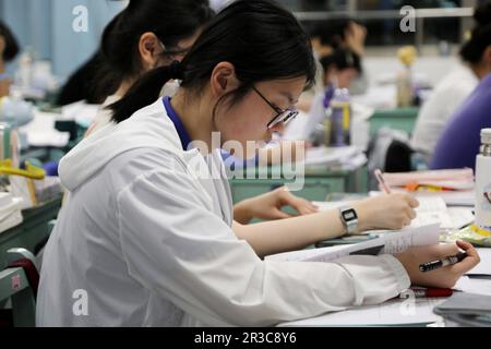 LIANYUNGANG, CINA - 23 MAGGIO 2023 - studenti che stanno per sostenere l'esame di ingresso al National College (Gaokao) studiano in una classe a Lianyung Foto Stock