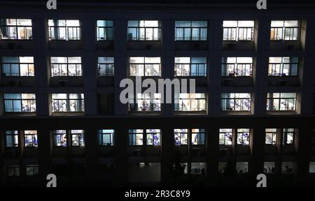 LIANYUNGANG, CINA - 23 MAGGIO 2023 - studenti che stanno per sostenere l'esame di ingresso al National College (Gaokao) studiano in una classe a Lianyung Foto Stock