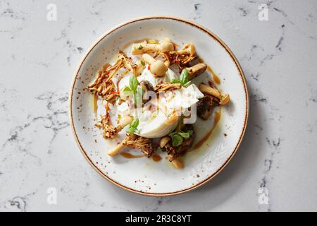 Burrata con una varietà di funghi Foto Stock