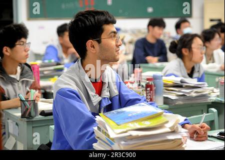 LIANYUNGANG, CINA - 23 MAGGIO 2023 - studenti che stanno per sostenere l'esame di ingresso al National College (Gaokao) studiano in una classe a Lianyung Foto Stock