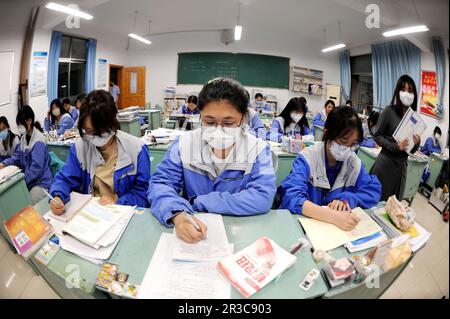 LIANYUNGANG, CINA - 23 MAGGIO 2023 - studenti che stanno per sostenere l'esame di ingresso al National College (Gaokao) studiano in una classe a Lianyung Foto Stock