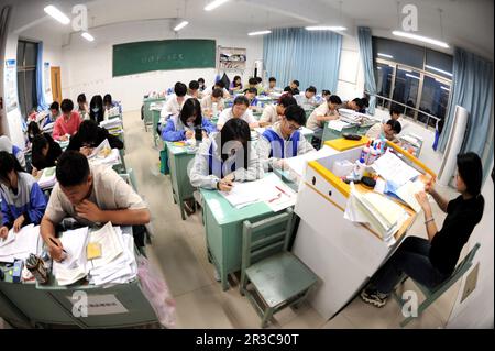 LIANYUNGANG, CINA - 23 MAGGIO 2023 - studenti che stanno per sostenere l'esame di ingresso al National College (Gaokao) studiano in una classe a Lianyung Foto Stock