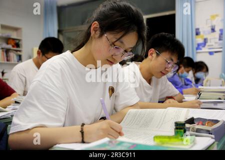 LIANYUNGANG, CINA - 23 MAGGIO 2023 - studenti che stanno per sostenere l'esame di ingresso al National College (Gaokao) studiano in una classe a Lianyung Foto Stock