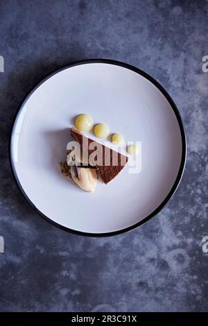 Torta al cioccolato con purea di frutta e gelato Foto Stock