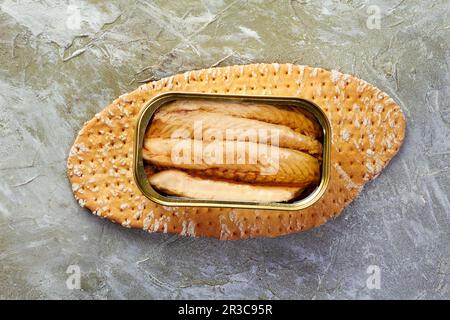 Sgombri in scatola conservati in olio sul pane Foto Stock