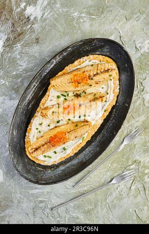 Pane tostato con formaggio cremoso, sgombro in scatola e caviale di salmone Foto Stock