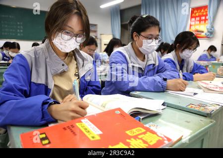 LIANYUNGANG, CINA - 23 MAGGIO 2023 - studenti che stanno per sostenere l'esame di ingresso al National College (Gaokao) studiano in una classe a Lianyung Foto Stock