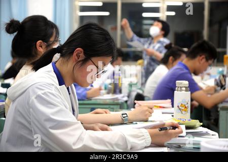 LIANYUNGANG, CINA - 23 MAGGIO 2023 - studenti che stanno per sostenere l'esame di ingresso al National College (Gaokao) studiano in una classe a Lianyung Foto Stock