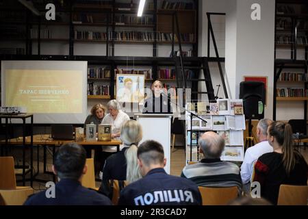 Un cadetto dell'Odessa state University of Internal Affairs è visto recitare una poesia di Taras Shevchenko. Il sepoltura di Taras Shevchenko si è svolta il 22 maggio 1861 sulla collina di Chernechaya a Kanev. Per ricordare il famoso poeta ucraino Taras Shevchenko nella Biblioteca scientifica universale regionale di Odessa. S. Grushevsky si sono svolte le tradizionali letture di Shevchenko. I cadetti della Odessa state University of Internal Affairs e gli studenti della Odessa Mechnikov National University hanno letto le poesie dello scrittore, gli insegnanti hanno tenuto conferenze sulla vita del creatore. Foto Stock