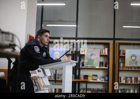 Un cadetto dell'Odessa state University of Internal Affairs è visto recitare una poesia di Taras Shevchenko. Il sepoltura di Taras Shevchenko si è svolta il 22 maggio 1861 sulla collina di Chernechaya a Kanev. Per ricordare il famoso poeta ucraino Taras Shevchenko nella Biblioteca scientifica universale regionale di Odessa. S. Grushevsky si sono svolte le tradizionali letture di Shevchenko. I cadetti della Odessa state University of Internal Affairs e gli studenti della Odessa Mechnikov National University hanno letto le poesie dello scrittore, gli insegnanti hanno tenuto conferenze sulla vita del creatore. Foto Stock