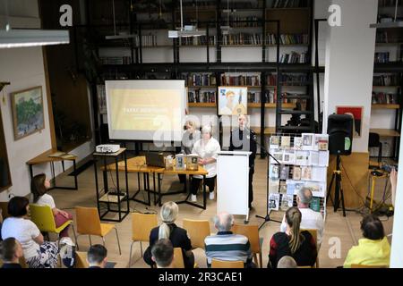 Un cadetto dell'Odessa state University of Internal Affairs è visto recitare una poesia di Taras Shevchenko. Il sepoltura di Taras Shevchenko si è svolta il 22 maggio 1861 sulla collina di Chernechaya a Kanev. Per ricordare il famoso poeta ucraino Taras Shevchenko nella Biblioteca scientifica universale regionale di Odessa. S. Grushevsky si sono svolte le tradizionali letture di Shevchenko. I cadetti della Odessa state University of Internal Affairs e gli studenti della Odessa Mechnikov National University hanno letto le poesie dello scrittore, gli insegnanti hanno tenuto conferenze sulla vita del creatore. Foto Stock