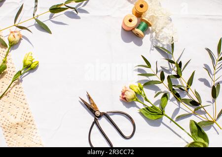 Hobby e concetto fatto a mano. Fiori e materiali artigianali su sfondo bianco Foto Stock