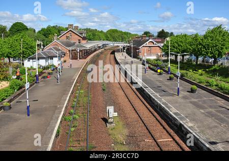 Panoramica della stazione ferroviaria di Dumfries dall'aspetto tradizionale, Dumfries e Galloway, Scozia, Regno Unito Foto Stock