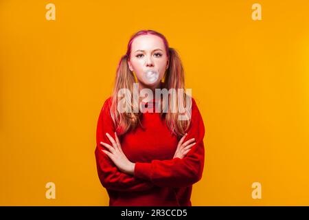 Ragazza adolescente che non mostra alcun interesse in ciò che sta succedendo Foto Stock