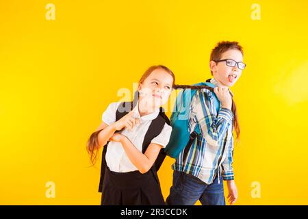 Divertimento per ragazzi e ragazze a scuola Foto Stock