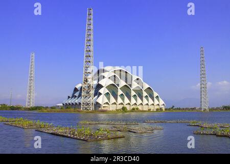 2020 agosto, Bandung, Indonesia - Grande moschea al-jabbar bandung città prima di lavori di ristrutturazione con sfondo cielo blu Foto Stock