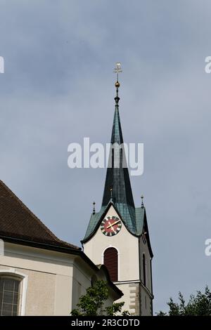 Una struttura torreggiante in cima ad una chiesa, spesso adornata con dettagli architettonici e una campana, che serve come un punto di riferimento prominente in una comunità. Foto Stock