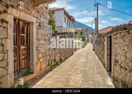 Strada stretta nel villaggio di montagna di Tseria, vicino a Kardamyli, Mani Messenian, Exo mani, penisola del Peloponneso, Regione del Peloponneso, Grecia Foto Stock