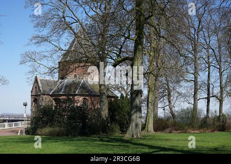 Nijmegen, Paesi Bassi - 4 aprile 2023: L'antica cappella romanica di San Nicola (Sint-Nicolaskapel, Valkhofkapel) nella città olandese Nijmegen) Foto Stock