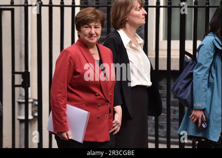 Londra, Inghilterra, Regno Unito. 23rd maggio, 2023. Il Cancelliere dello scacchiere JEREMY HUNT dà il benvenuto A KRISTALINA GEORGIEVA, amministratore delegato del Fondo monetario internazionale (FMI), al 11 di Downing Street, in vista della conferenza stampa dell'articolo IV del FMI del Regno Unito del 2023. (Credit Image: © Thomas Krych/ZUMA Press Wire) SOLO PER USO EDITORIALE! Non per USO commerciale! Credit: ZUMA Press, Inc./Alamy Live News Foto Stock