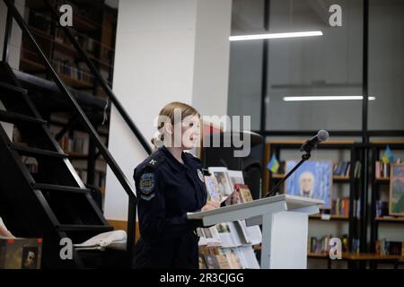 Un cadetto dell'Odessa state University of Internal Affairs è visto recitare una poesia di Taras Shevchenko. Il sepoltura di Taras Shevchenko si è svolta il 22 maggio 1861 sulla collina di Chernechaya a Kanev. Per ricordare il famoso poeta ucraino Taras Shevchenko nella Biblioteca scientifica universale regionale di Odessa. S. Grushevsky si sono svolte le tradizionali letture di Shevchenko. I cadetti della Odessa state University of Internal Affairs e gli studenti della Odessa Mechnikov National University hanno letto le poesie dello scrittore, gli insegnanti hanno tenuto conferenze sulla vita del creatore. (Foto di Viacheslav Onyshchenko/S Foto Stock