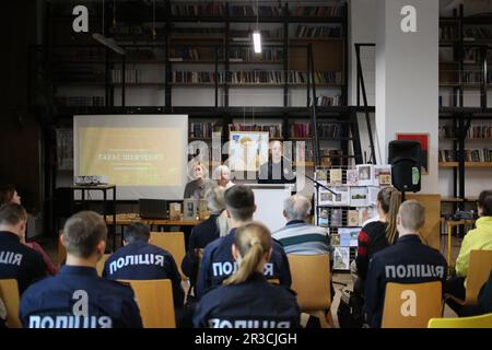 Un cadetto dell'Odessa state University of Internal Affairs è visto recitare una poesia di Taras Shevchenko. Il sepoltura di Taras Shevchenko si è svolta il 22 maggio 1861 sulla collina di Chernechaya a Kanev. Per ricordare il famoso poeta ucraino Taras Shevchenko nella Biblioteca scientifica universale regionale di Odessa. S. Grushevsky si sono svolte le tradizionali letture di Shevchenko. I cadetti della Odessa state University of Internal Affairs e gli studenti della Odessa Mechnikov National University hanno letto le poesie dello scrittore, gli insegnanti hanno tenuto conferenze sulla vita del creatore. (Foto di Viacheslav Onyshchenko/S Foto Stock