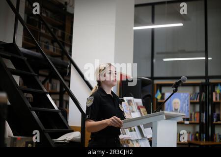 Un cadetto dell'Odessa state University of Internal Affairs è visto recitare una poesia di Taras Shevchenko. Il sepoltura di Taras Shevchenko si è svolta il 22 maggio 1861 sulla collina di Chernechaya a Kanev. Per ricordare il famoso poeta ucraino Taras Shevchenko nella Biblioteca scientifica universale regionale di Odessa. S. Grushevsky si sono svolte le tradizionali letture di Shevchenko. I cadetti della Odessa state University of Internal Affairs e gli studenti della Odessa Mechnikov National University hanno letto le poesie dello scrittore, gli insegnanti hanno tenuto conferenze sulla vita del creatore. (Foto di Viacheslav Onyshchenko/S Foto Stock