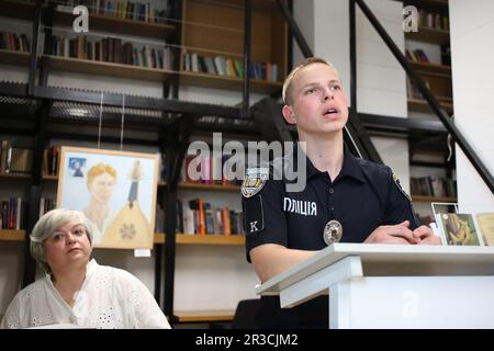 Un cadetto dell'Odessa state University of Internal Affairs è visto recitare una poesia di Taras Shevchenko. Il sepoltura di Taras Shevchenko si è svolta il 22 maggio 1861 sulla collina di Chernechaya a Kanev. Per ricordare il famoso poeta ucraino Taras Shevchenko nella Biblioteca scientifica universale regionale di Odessa. S. Grushevsky si sono svolte le tradizionali letture di Shevchenko. I cadetti della Odessa state University of Internal Affairs e gli studenti della Odessa Mechnikov National University hanno letto le poesie dello scrittore, gli insegnanti hanno tenuto conferenze sulla vita del creatore. (Foto di Viacheslav Onyshchenko/S Foto Stock
