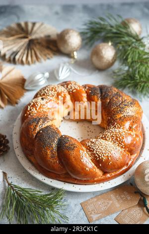 Corona di pane dolce. Garland brioche al miele con frutti di bosco secchi e noci. Ricette di vacanza. Treccia Brea Foto Stock