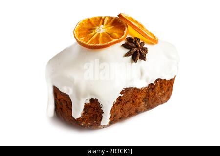 Torta di Natale. Torta di frutta isolata su sfondo bianco Foto Stock