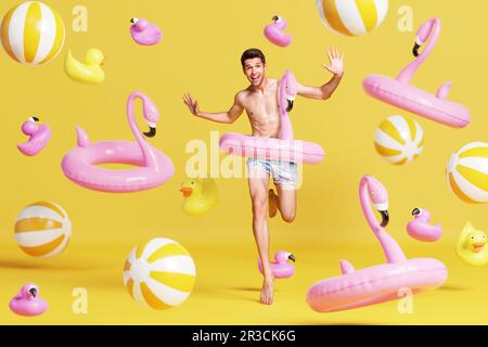 Creative poster banner pubblicitario collage di divertente giovane ragazzo correre veloce per l'attività acquatica nuoto con giocattolo forma di uccello boa Foto Stock