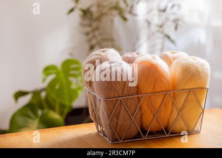 Hobby domestici, palle di filato in cestello di metallo bianco Foto Stock