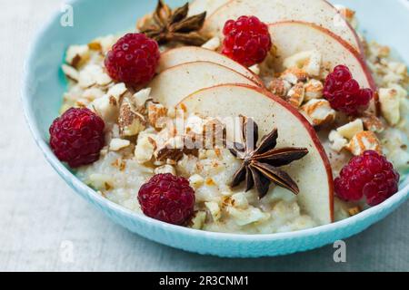 Porridge di farinata d'avena con cannella, anice e mele Foto Stock